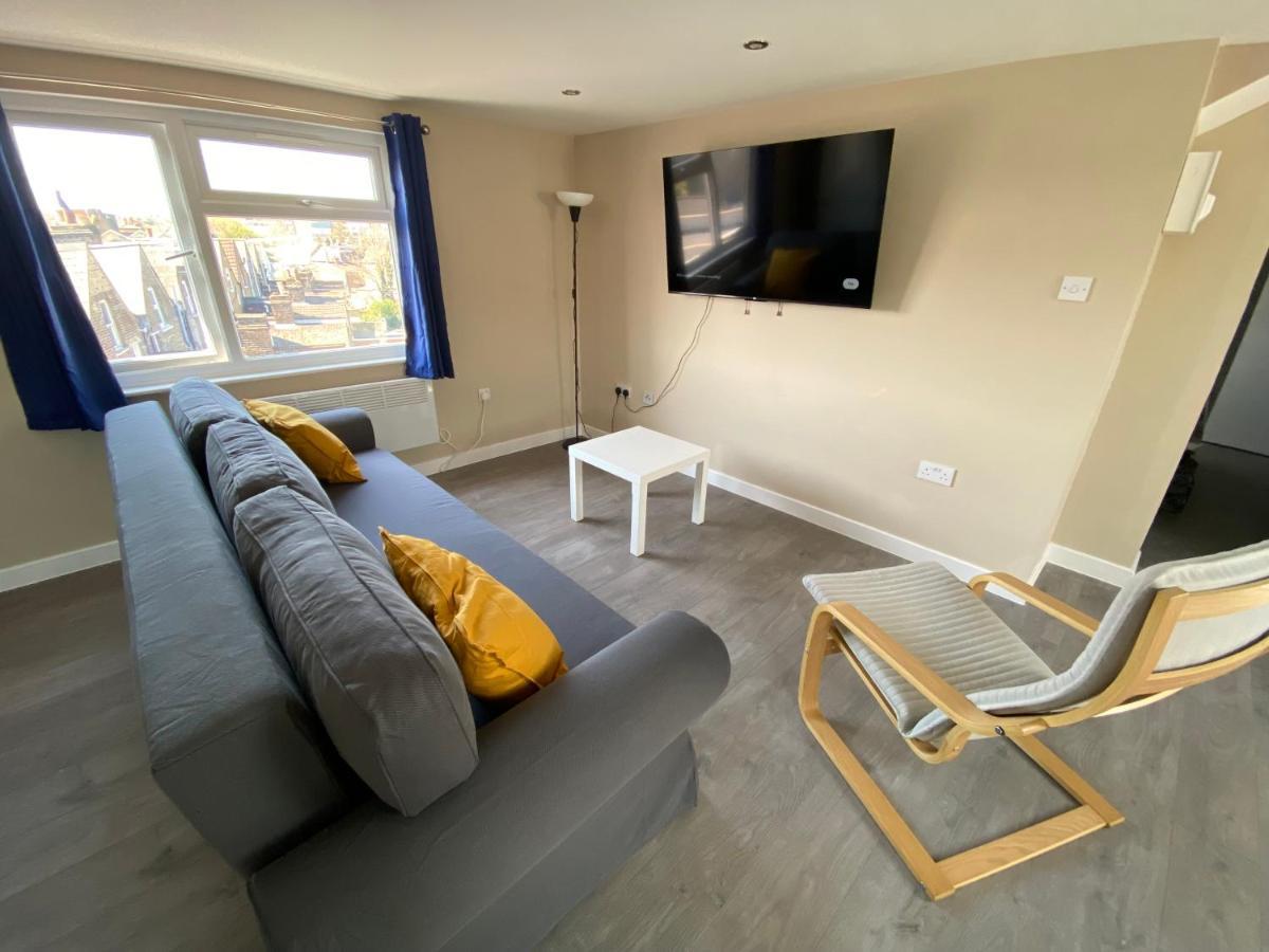 Stunning 1 Bedroom Flat In Wood Green Londres Exterior foto